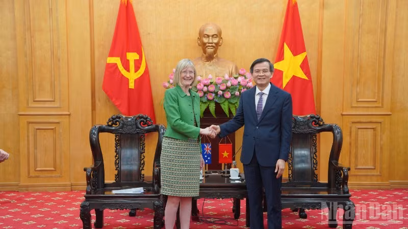 Đồng chí Giám đốc Học viện Chính trị quốc gia Hồ Chí Minh tiếp và làm việc với Đại sứ Australia tại Việt Nam.