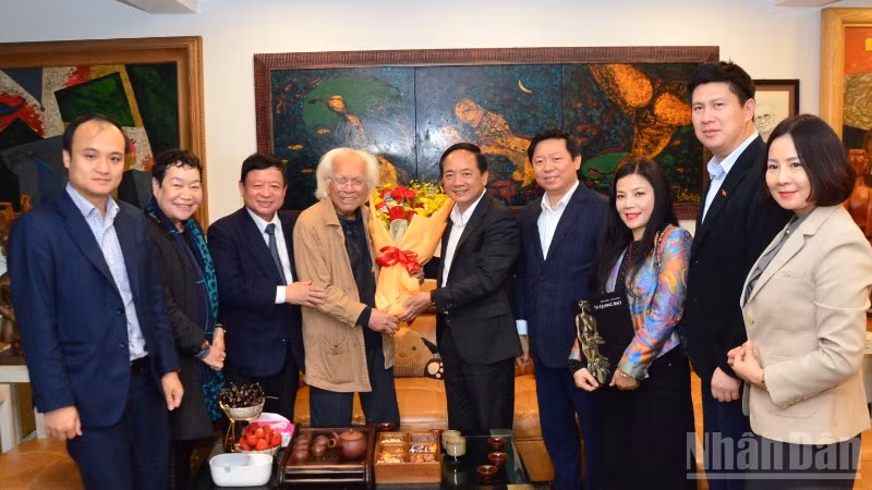 Đồng chí Trịnh Văn Quyết, Ủy viên Bộ Chính trị, Bí thư Trung ương Đảng, Trưởng ban Tuyên giáo và Dân vận Trung ương thăm, chúc Tết nhà điêu khắc Tạ Quang Bạo. (Ảnh: PHẠM CƯỜNG)