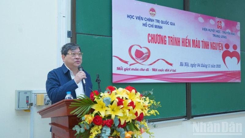 Phó Giáo sư, Tiến sĩ Nguyễn Duy Bắc phát biểu tại lễ phát động chương trình hiến máu tình nguyện. 