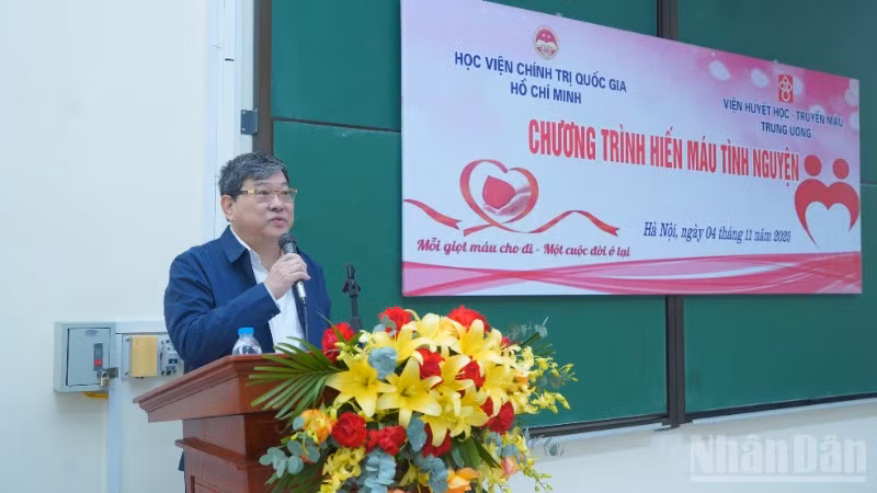 Phó Giáo sư, Tiến sĩ Nguyễn Duy Bắc phát biểu tại lễ phát động chương trình hiến máu tình nguyện. 