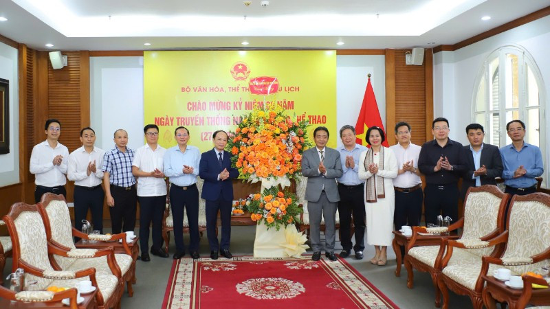 Đoàn công tác Ban Tuyên giáo và Dân vận Trung ương tặng hoa chúc mừng Bộ Văn hóa, Thể thao và Du lịch nhân dịp kỷ niệm 80 năm Ngày truyền thống ngành thể dục thể thao. (Ảnh: VIỆT HÙNG)