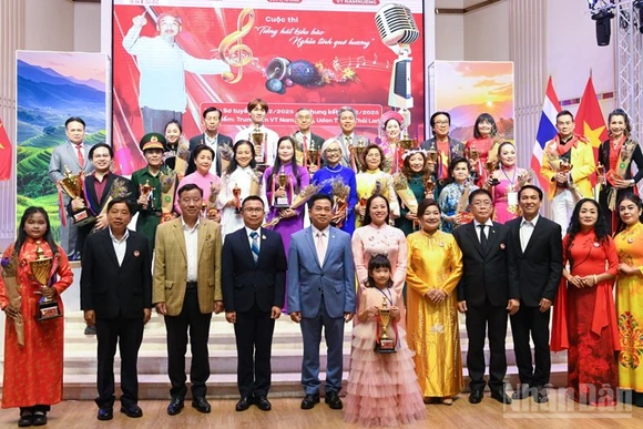 Các đại biểu cùng những thí sinh đoạt giải tại cuộc thi. (Ảnh: MINH THẮNG)