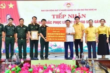 Bàn giao biểu trưng 38 tấn hàng hóa hỗ trợ các địa phương miền tây Nghệ An bị thiệt hại nặng nề do bão số 3 gây ra. (Ảnh: TRỌNG KIÊN)