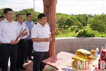 Phó Thủ tướng Nguyễn Chí Dũng và lãnh đạo tỉnh Quảng Trị dâng hương tại Di tích đặc biệt Thành Cổ Quảng Trị.