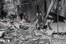 Cảnh đổ nát tại thành phố Gaza sau các cuộc không kích của Israel. (Ảnh: THX/TTXVN)