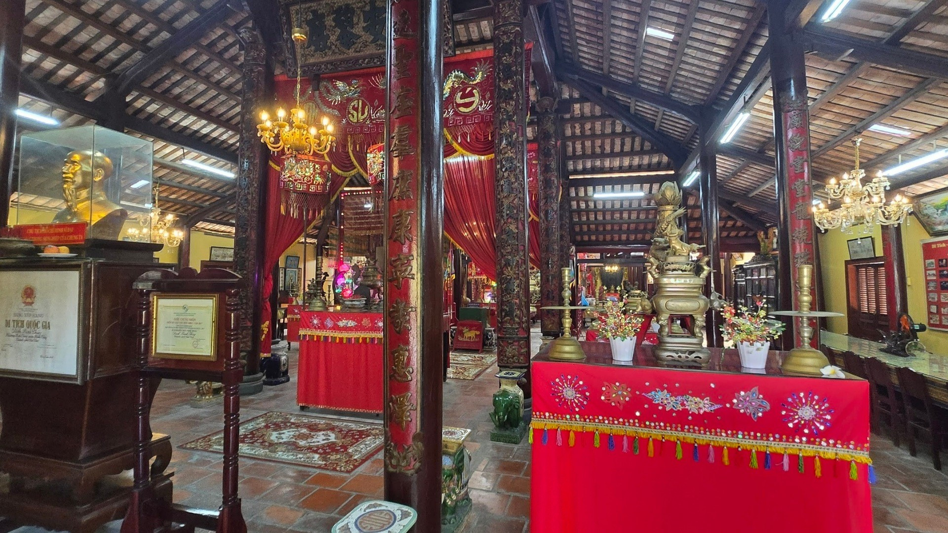 Hàng cột được chạm khắc độc đáo trong đình Bình Thủy. 1000000299.jpg