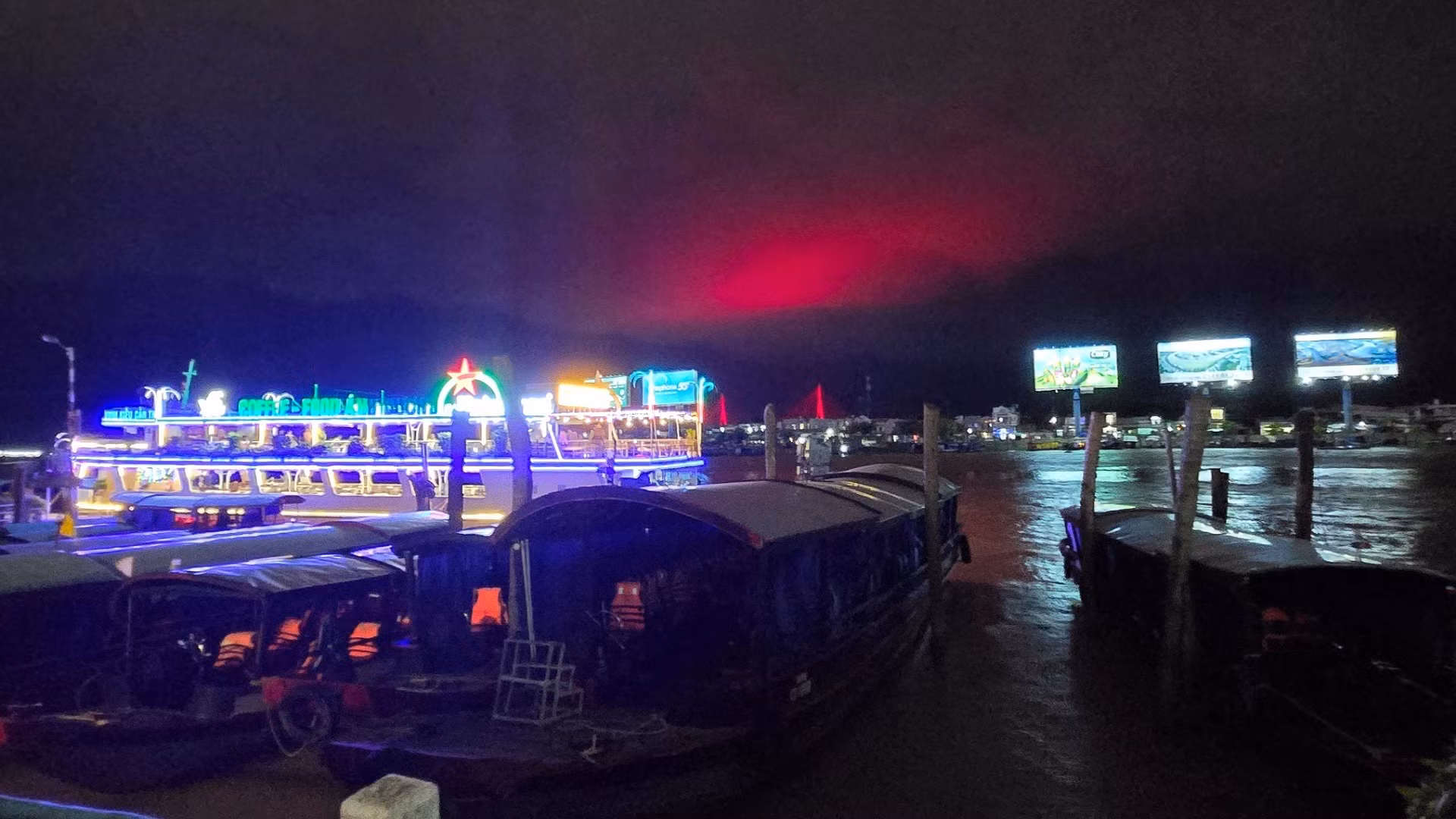 Quang cảnh bến Ninh Kiều về đêm.