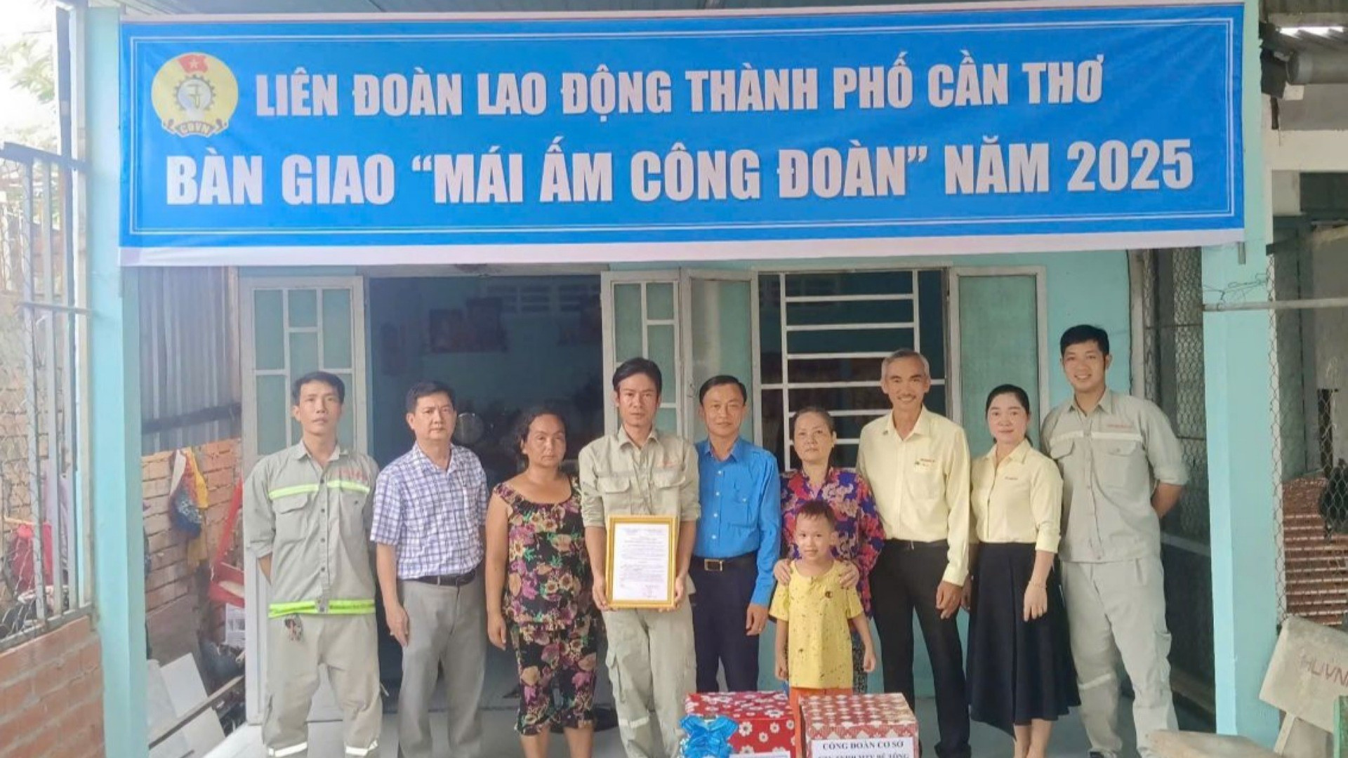 Cuộc sống khó khăn, anh Duyên không dám nghĩ về một căn nhà khang trang. 1000015399.jpg