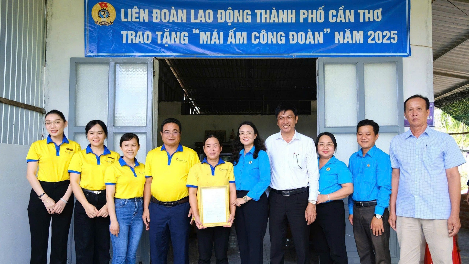 Đại diện Liên đoàn Lao động thành phố Cần Thơ trao "Mái ấm Công đoàn" cho người lao động.