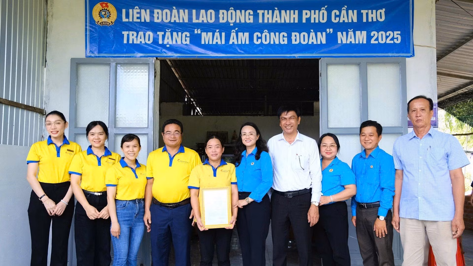 Đại diện Liên đoàn Lao động thành phố Cần Thơ trao "Mái ấm Công đoàn" cho người lao động.