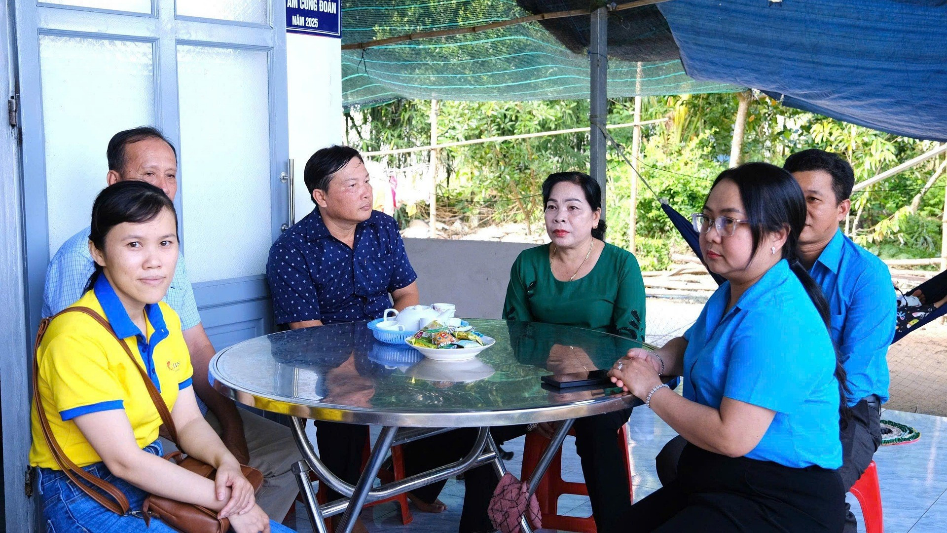Cán bộ Công đoàn cần thơ thăm hỏi gia đình được tặng "Mái ấm Công đoàn". 1000015391.jpg