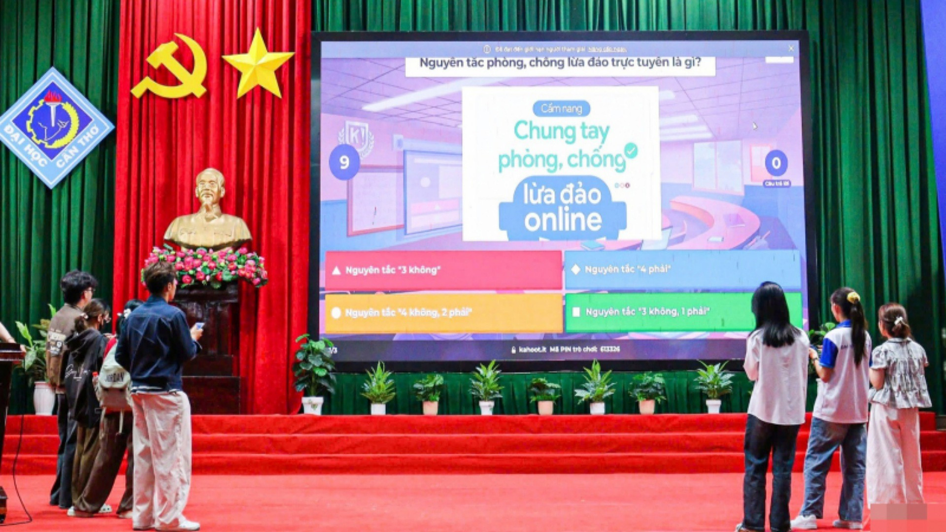 Một buổi tập huấn về kỹ năng chống lừa đảo trên không gian mạng cho sinh viên do Công an Cần Thơ tổ chức.