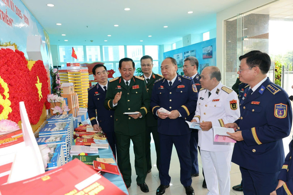 Các đại biểu tham quan khu trưng bày các công trình chào mừng Đại hội đại biểu Đảng bộ Cảnh sát biển Việt Nam lần thứ 6, nhiệm kỳ 2025-2030. z6883248529594-45135eb5e1845dfe268f655c4ce923e1.jpg