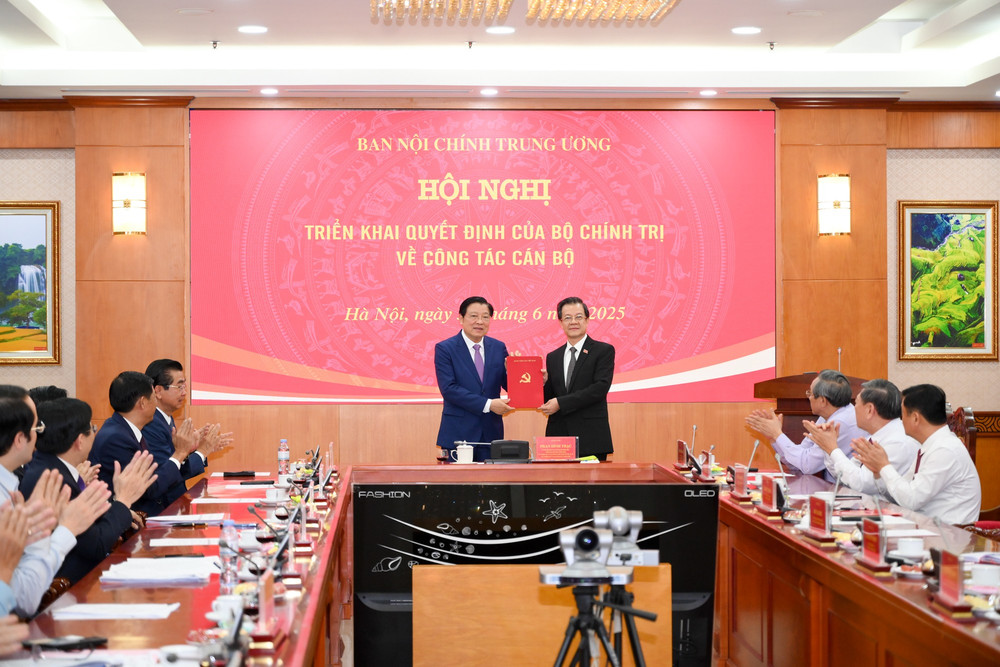 Đồng chí Phan Đình Trạc trao Quyết định của Bộ Chính trị cho đồng chí Lê Hồng Quang (Ảnh: THẾ ĐẠI). ban-noi-chinh-tu-6798.jpg
