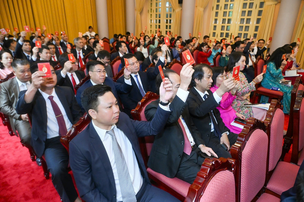 Các đại biểu thông qua dự thảo Nghị quyết Đại hội nhiệm kỳ 2025-2030. (Ảnh: THỦY NGUYÊN) z6720173468600-b4e67a7195c93ff5323bf50fa2f0f0d6.jpg