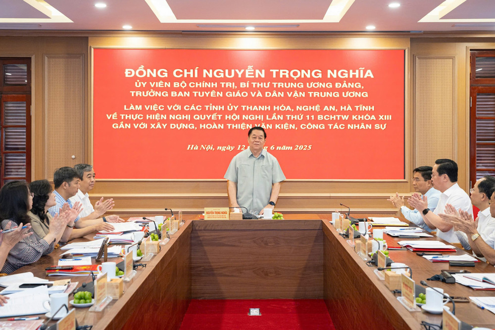 Đồng chí Nguyễn Trọng Nghĩa, Ủy viên Bộ Chính trị, Bí thư Trung ương Đảng, Trưởng Ban Tuyên giáo và Dân vận Trung ương chủ trì buổi làm việc. (Ảnh: SƠN TÙNG)