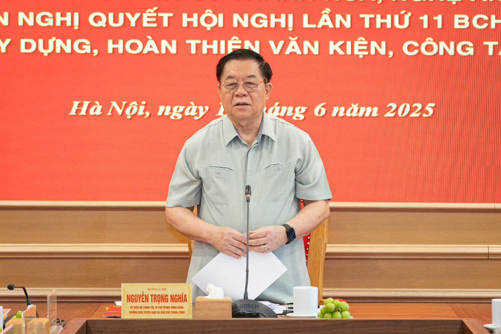 Đồng chí Nguyễn Trọng Nghĩa kết luận buổi làm việc. (Ảnh: SƠN TÙNG) z6696836879851-4adc60145a6a156fd5b0a974bc207003.jpg
