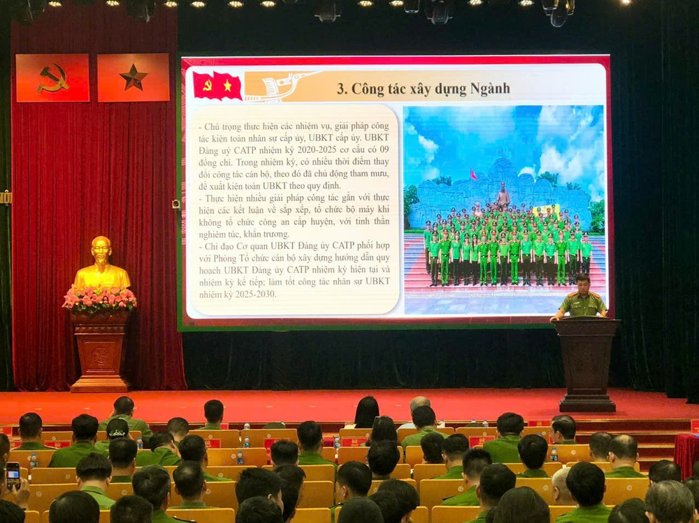 Đại tá Trần Quyết Thắng, Phó Chủ nhiệm Thường trực Ủy ban Kiểm tra Đảng ủy, Thủ trưởng Cơ quan Ủy ban Kiểm tra Đảng ủy Công an thành phố Hà Nội trình bày báo cáo trung tâm tại hội nghị. z6813963088962-a808a9ba32b85c47345ba52dc3c2c0a2.jpg