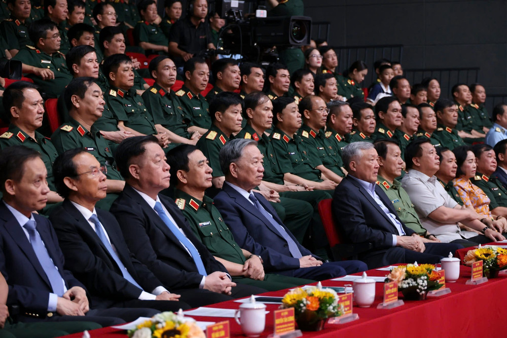 Đồng chí Tổng Bí thư Tô Lâm, các đồng chí lãnh đạo Đảng, Nhà nước cùng các đại biểu dự chương trình giao lưu nghệ thuật. (Ảnh: SƠN TÙNG) Đồng chí Tổng Bí thư Tô Lâm, các đồng chí lãnh đạo Đảng, Nhà nước cùng các đại biểu dự chương trình giao lưu nghệ thuật. (Ảnh: SƠN TÙNG)