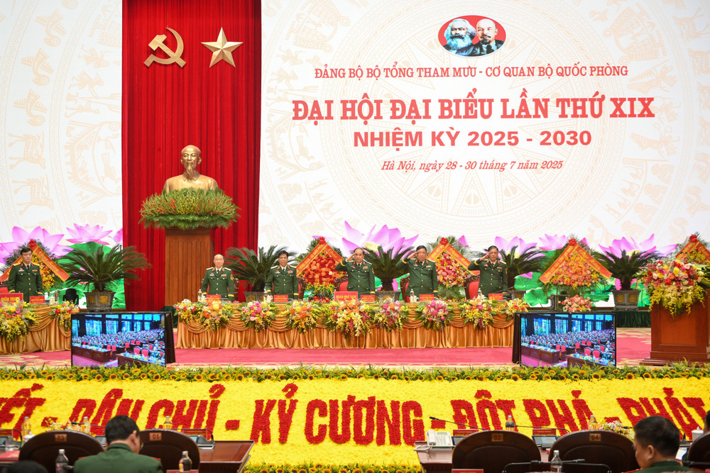 Đoàn Chủ tịch đại hội ra mắt. (Ảnh: THẾ ĐẠI) dai-hoi-bo-tong-tham-muu-0615.jpg