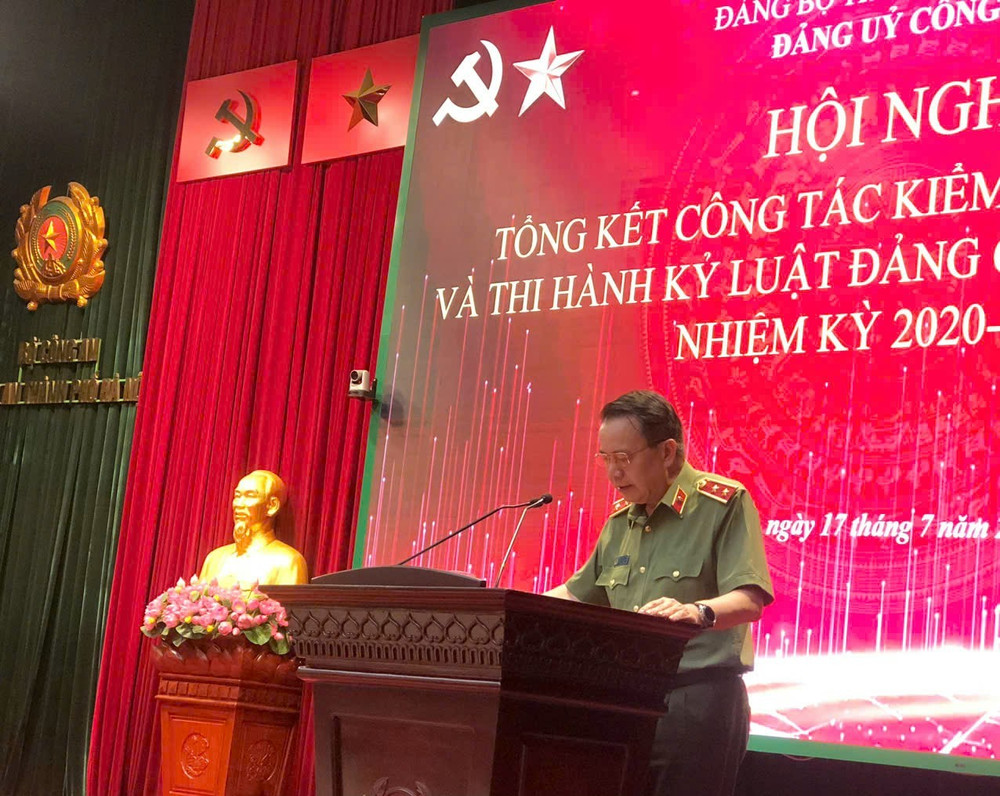 Trung tướng Nguyễn Văn Trung phát biểu chỉ đạo hội nghị. z6813963077703-a6651169ffe49151f43d8fc5d6da859e.jpg