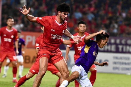 Hà Nội FC (áo tím) hòa Thể Công Viettel 1-1. (Ảnh: TRẦN HẢI)