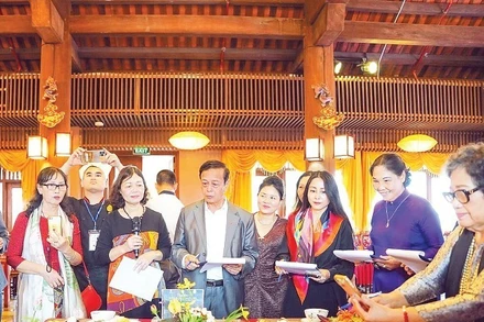 Các chuyên gia và nghệ nhân ẩm thực chấm điểm cuộc thi nấu cỗ truyền thống Bát Tràng.