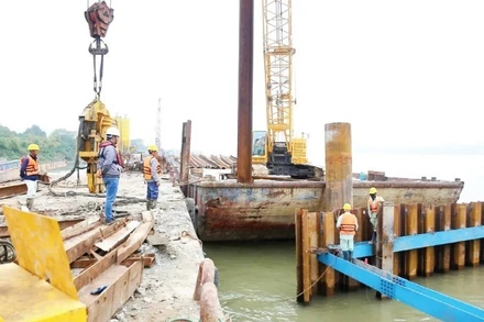 Các nhà thầu tập trung thi công, đẩy nhanh tiến độ dự án cầu Trần Hưng Đạo. (Ảnh: QUỐC TOẢN)