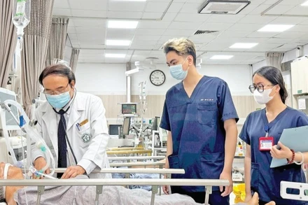 Tiếp nhận, cấp cứu cho người bệnh tại Trung tâm Cấp cứu A9 (Bệnh viện Bạch Mai).