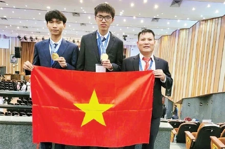 Nhà giáo Ưu tú Nguyễn Văn Đóa (ngoài cùng bên phải) cùng hai học sinh tại Olympic Vật lý quốc tế năm 2024.