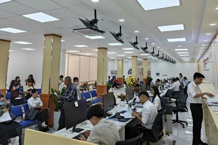 Mới đưa vào hoạt động song đã có rất đông người dân tới Trung tâm Phục vụ hành chính công Thành phố Hồ Chí Minh để thực hiện các thủ tục. (Ảnh: Thế Anh) 