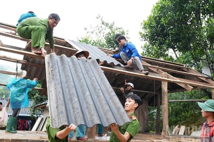 Công an xã Ba Tô (tỉnh Quảng Ngãi) giúp người dân xóa nhà tạm, nhà dột nát.