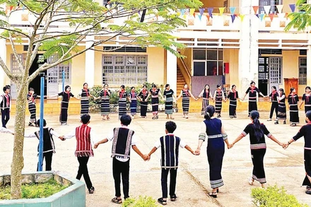 Trên sân Trường trung học cơ sở Tân Thượng, tỉnh Lâm Đồng trong giờ ngoại khóa. 