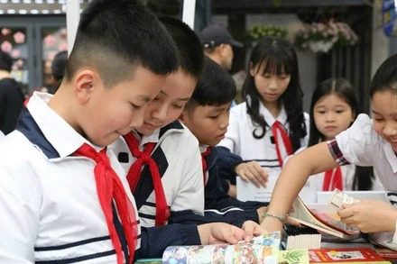 Phố sách trở thành địa chỉ quen thuộc trong hoạt động tham quan, trải nghiệm của học sinh.