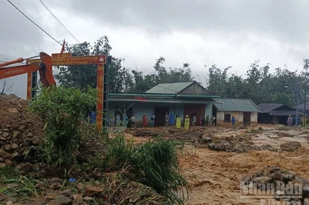 Lũ lớn gây sạt lở nghiêm trọng, chính quyền xã xã Đắk Plô đã di dời 26 hộ ở thôn Bung Tôn đến nơi ở an toàn.