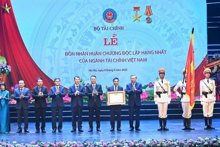 Tổng Bí thư Tô Lâm trao Huân chương Độc lập hạng Nhất tặng ngành tài chính. (Ảnh: ĐĂNG KHOA) 