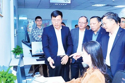 Lãnh đạo Hà Nội tham quan mô hình số hóa tại Trung tâm Phục vụ hành chính công thành phố. 