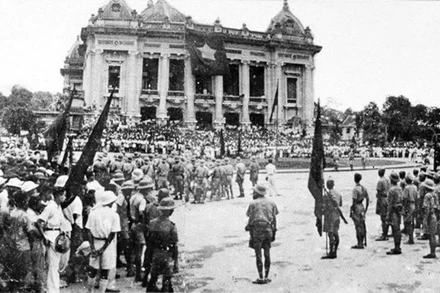 Mít-tinh Tổng khởi nghĩa tại Quảng trường Nhà hát Lớn, 19/8/1945. (Ảnh: VŨ NĂNG AN)