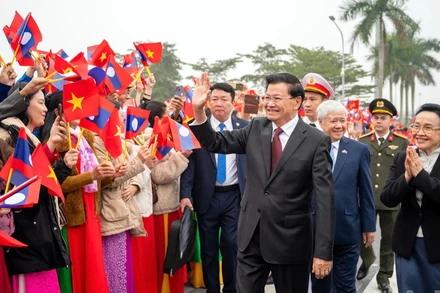 Lễ đón Tổng Bí thư Ban Chấp hành Trung ương Đảng Nhân dân cách mạng Lào, Chủ tịch nước Cộng hòa Dân chủ Nhân dân Lào Thongloun Sisoulith và Phu nhân tại sân bay quốc tế Nội Bài.