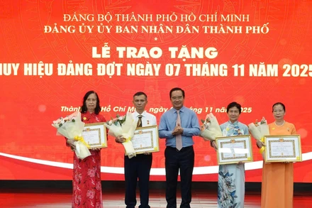 Đồng chí Nguyễn Văn Được, Ủy viên Trung ương Đảng, Phó Bí thư Thành ủy, Chủ tịch Ủy ban nhân dân Thành phố Hồ Chí Minh trao Huy hiệu Đảng cho các đảng viên tròn tuổi Đảng.