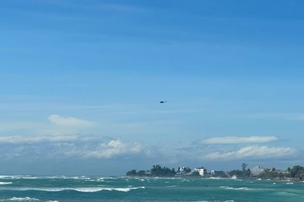 Trực thăng của Sư đoàn 372, Quân chủng Phòng không-Không quân tổ chức tìm kiếm 3 người mất tích trên vùng biển đặc khu Lý Sơn.