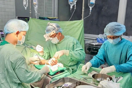 Ê-kíp bác sĩ Bệnh viện Chợ Rẫy trải qua ca phẫu thuật 12 tiếng. 