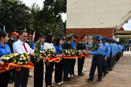 Lãnh đạo Bộ Tư lệnh Quân khu 7, Bộ Chỉ huy quân sự tỉnh Tây Ninh, các sở, ngành và địa phương tặng hoa cán bộ, chiến sĩ đi làm nhiệm vụ.