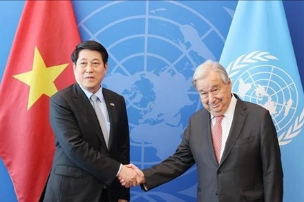 Ủy viên Bộ Chính trị, Chủ tịch nước Lương Cường gặp Tổng Thư ký Liên hợp quốc Antonio Guterres. (Ảnh: TTXVN) 