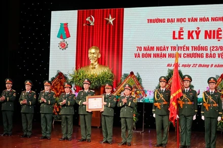 Thừa ủy quyền của Chủ tịch nước, Đại tướng Trịnh Văn Quyết trao Huân chương Bảo vệ Tổ quốc hạng Ba tặng Trường đại học Văn hóa nghệ thuật Quân đội. 