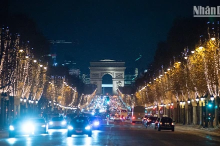 Champs-Élysées luôn là tâm điểm thu hút người dân và khách du lịch.