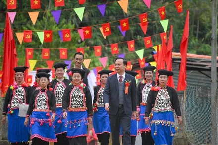 Đồng chí Tạ Văn Sơn, Bí thư Đảng ủy xã Mường Nhé chung vui cùng bà con dân tộc Si La ở bản Nậm Sin trong Lễ đón bằng công nhận di sản văn hóa phi vật thể quốc gia là Lễ mừng cơm mới của dân tộc Si La. (Ảnh: MAI GIÁP)