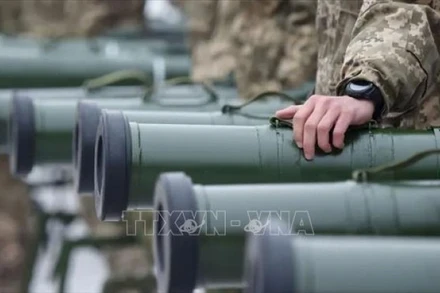 Quân nhân Ukraine tại lễ chuyển giao các thiết bị quân sự và vũ khí hạng nặng tại Kiev. (Ảnh tư liệu: TTXVN) 