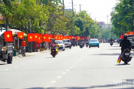 Nhiều tuyến đường ở trung tâm tỉnh lỵ Quảng Nam (cũ) rực rỡ cờ hoa chào đón năm mới 2026.