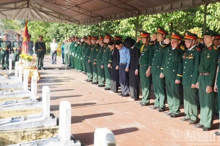 Hài cốt liệt sĩ được an táng tại Nghĩa trang liệt sĩ xã Cam Lộ.